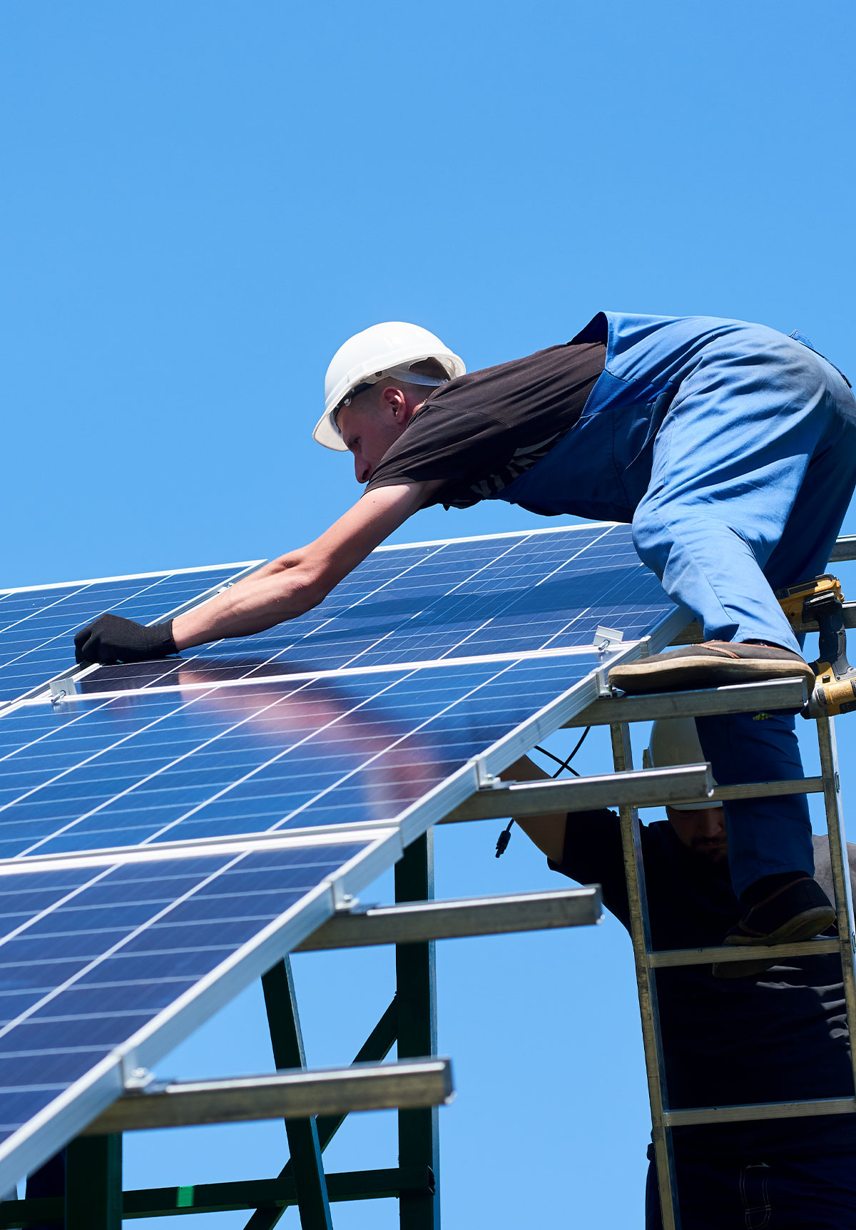 young female-engineer-working-for-alternative-ener-2022-01-31-18-02-42-utc